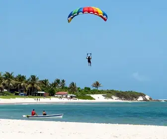 Voe Alto: A Experiência de Parasail em Natal Voe Alto: A Experiência de Parasail em Natal